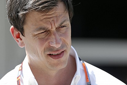 Toto Wolff: Ha kell, akkor a versenyzőink különböző stratégián lesznek