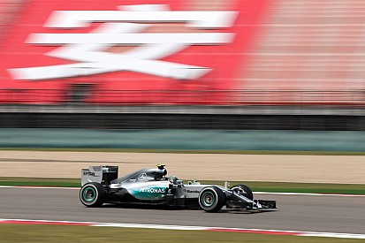 A Ferrari vasárnap ismét odapörkölhet a Mercedesnek