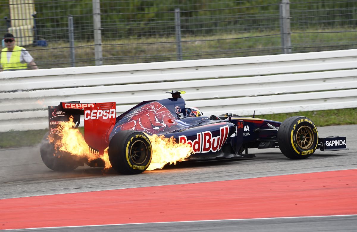 Ezért égett Kvyat alatt a Toro Rosso: két hengernél is kihagyott a gyújtás