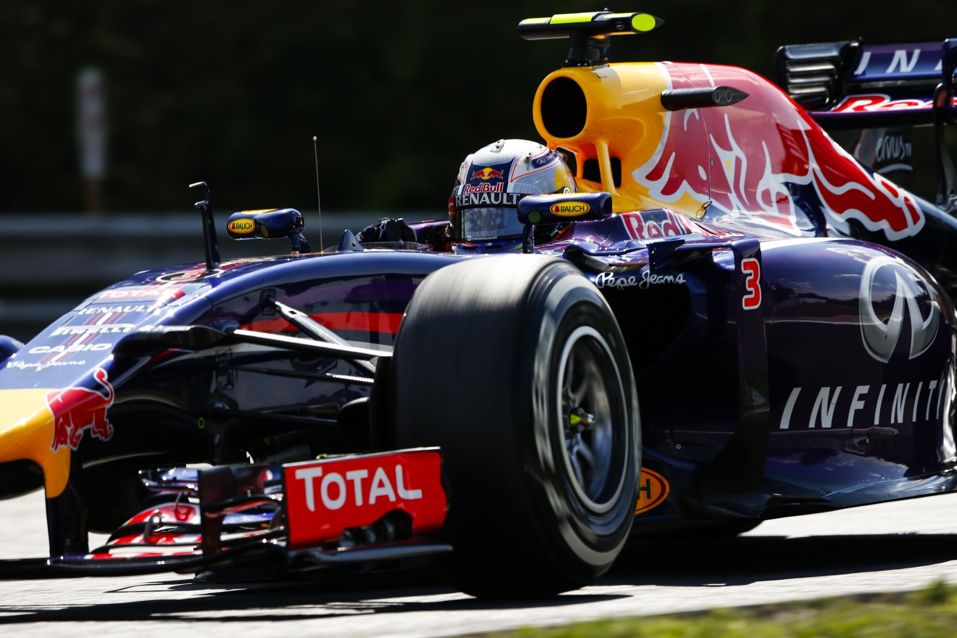 Ricciardo megint tartolt, addig Vettel kis híján rommá törte a Red Bullt a Hungaroringen