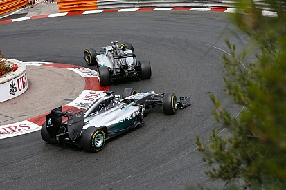 Vészmegoldáson dolgoznak az F1-ben: már 2015-ben bevezethetik a harmadik autót?