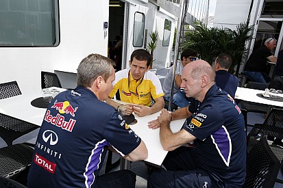 Newey szerint nagyon veszélyes játékot űznek az FIA szabályhozói