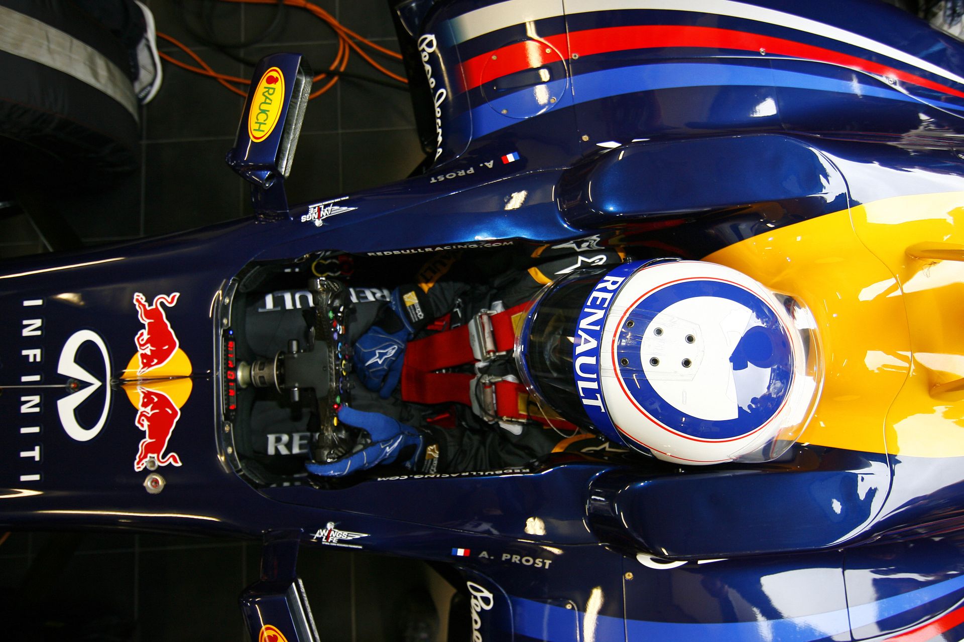 Alain Prost a Red Bull F1-es autójának volánja mögé ül Silverstone-ban