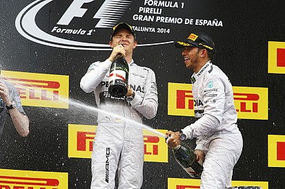 Hamilton: Ellentétben Sebastiannal, nekem versenyezni kell a csapattársam ellen