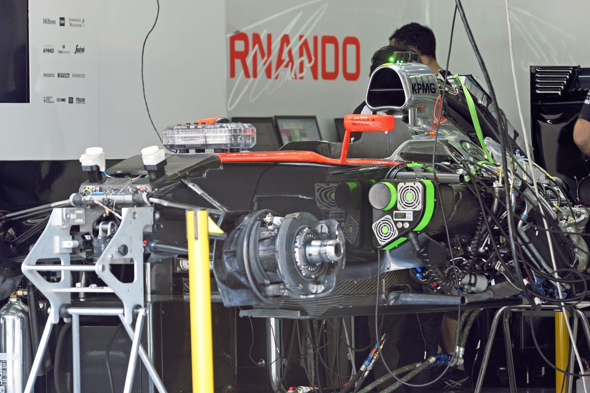 Volt, majd eltűnt: a McLaren orra is kapott F-csatornát