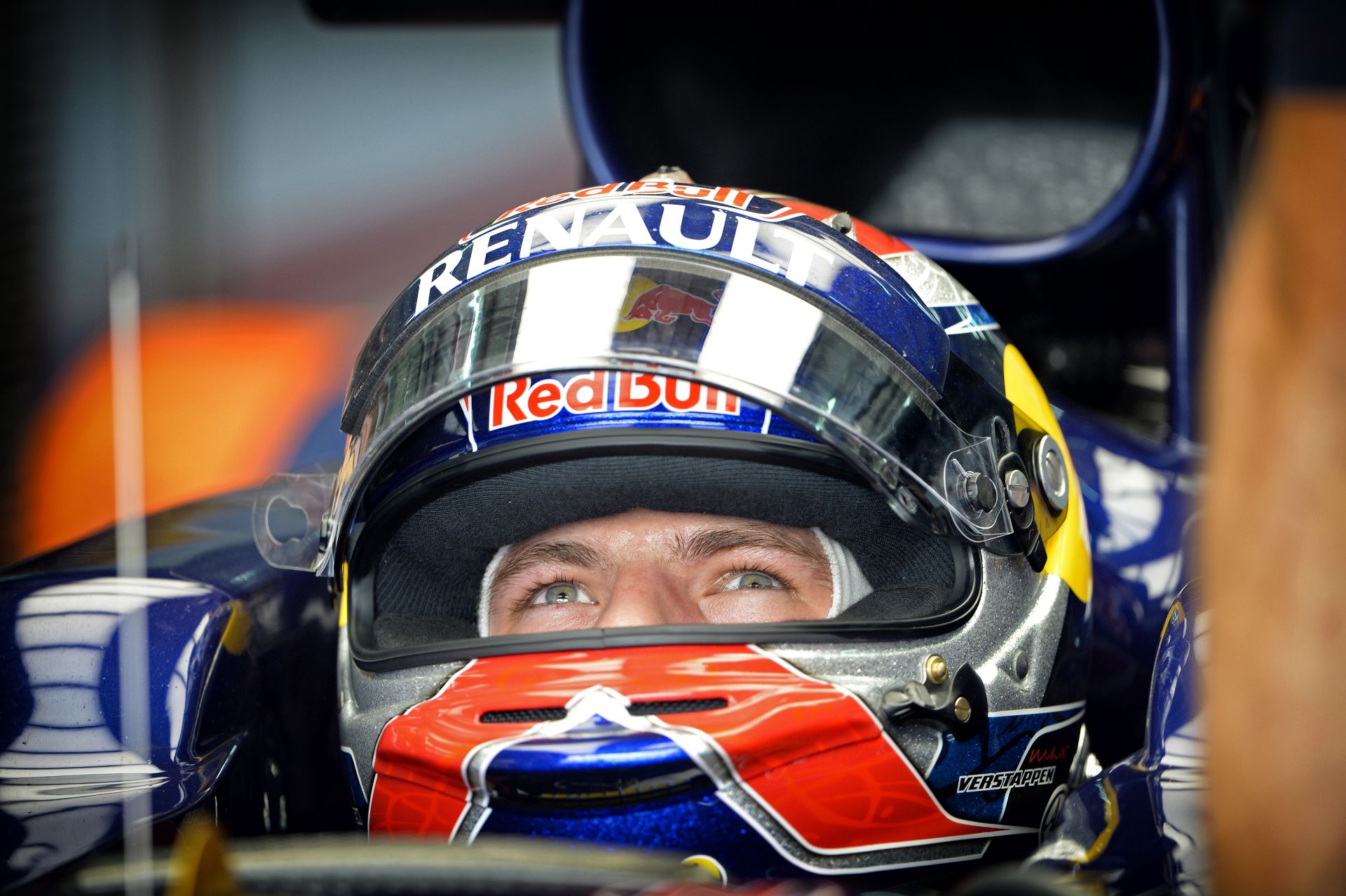 Verstappen 17 évesen a legjobb pilótákat győzi le!