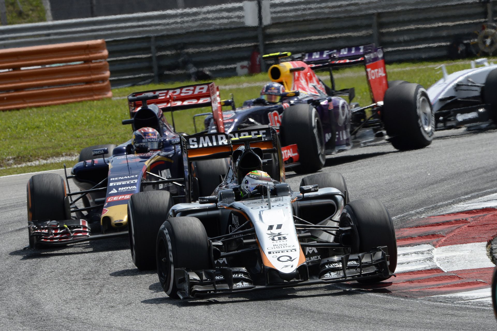 Így ütközött össze Grosjean és Pérez Malajziában