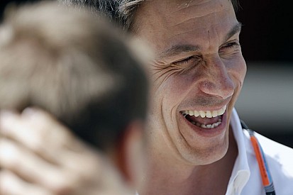 Ha ez így megy, dönteni kell a Mercedesnél: Hamilton vagy Rosberg?!