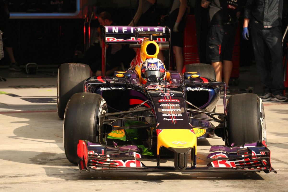 Ricciardo gondoskodni fog az izgalmakról: a versenyre lövik be az RB10-et, jöhet a show!