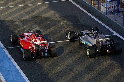 Raikkönen bepattan a bokszba, és már takarják is el a Ferrarit
