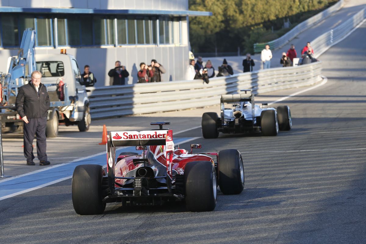 A Mercedes behúzott kézifékkel autózik, a Ferrari szépet ugrott télen