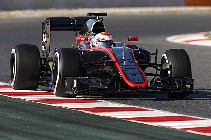 Hamilton kidőlt, a McLaren kihagyhatja a pénteki tesztnapot: Ebédszünet Barcelonában