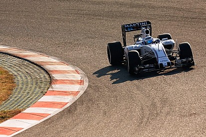 Baleset az F1-es teszten Barcelonában: A Williams női pilótája is ütközött