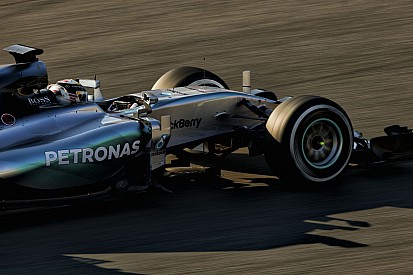 Rosberg kezd pénteken a Mercedesszel, de Hamilton is elérhető lehet