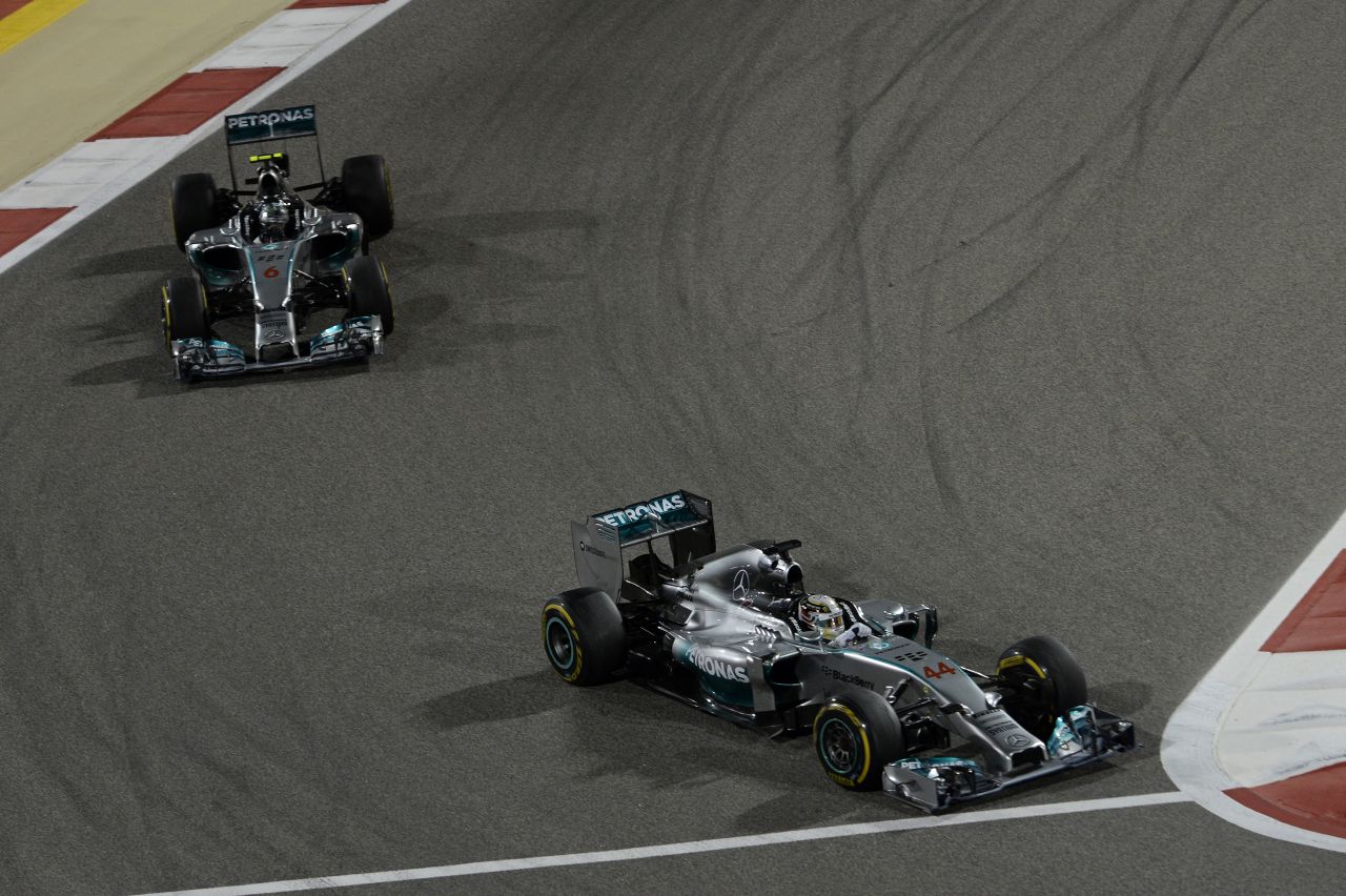 Hamilton nem nyugodhat, Rosberg le akarja vadászni: építő jellegű versenyzés a Mercedesnél