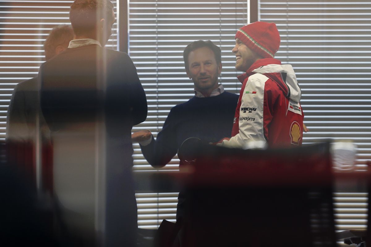 Mókás pirosban látni Vettelt: az új cégautóról beszéltek a Red Bullnál