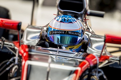 Alonsót mentő vitte el az ütközés után: Sainz vezet Vettel előtt Barcelonában