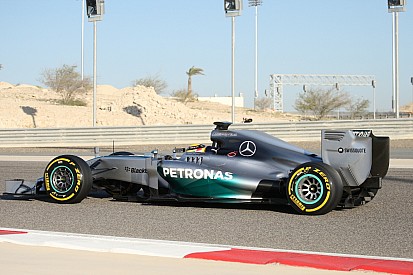 Hamilton: ezeket a motorokat kéne betenni a tavalyi autókba!
