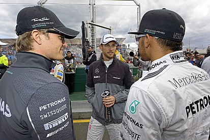 Hamilton hullámvasúton, Rosberg autója kilőtt, mint az ágyúgolyó: sok a teendő