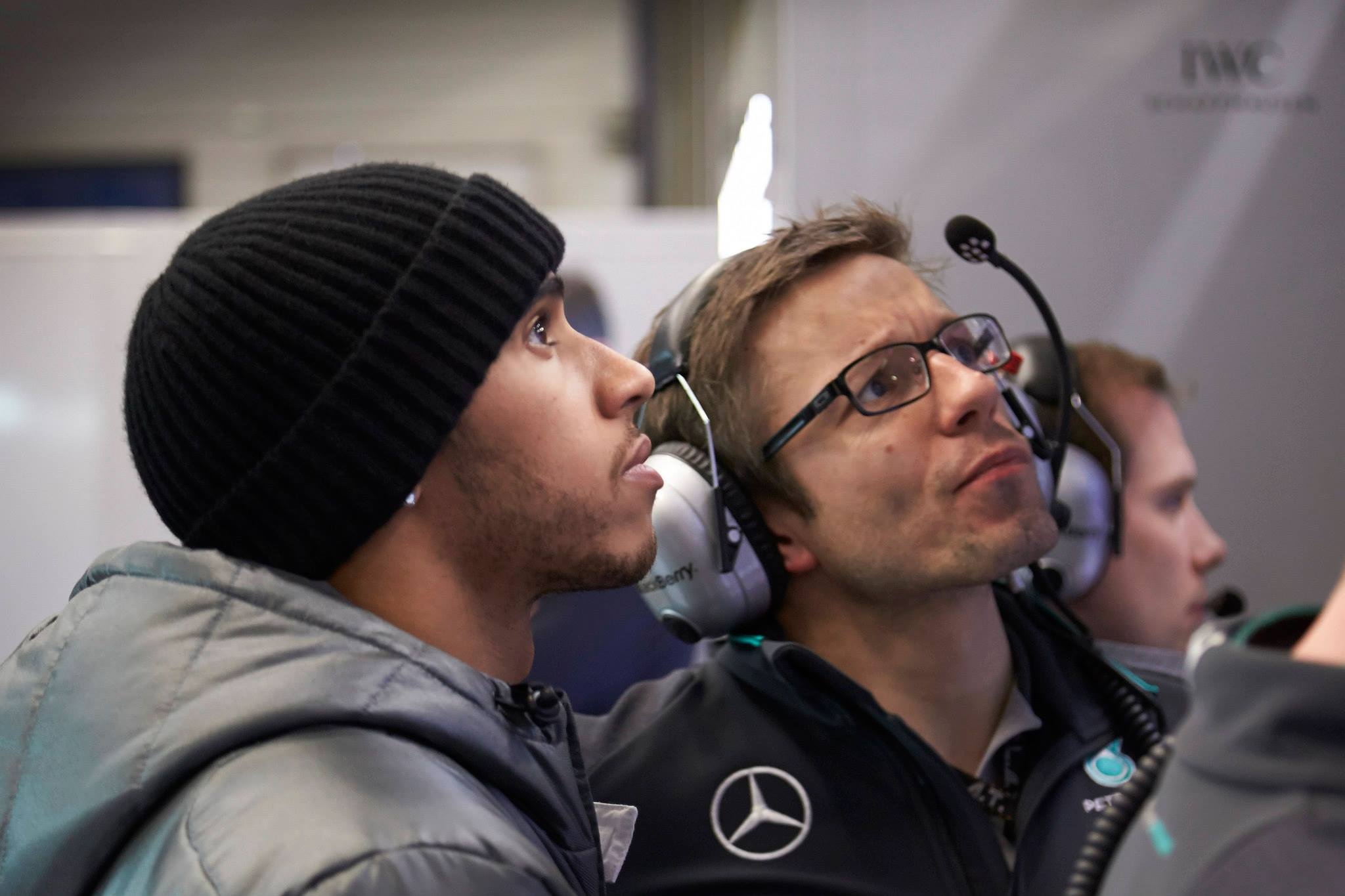Hamilton megvédi magát, és szerinte gyorsabban is tanul, mint Rosberg
