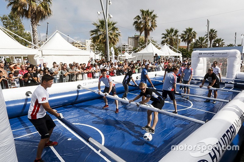 Futbolín humano con las estrellas del WRC antes de la Eurocopa