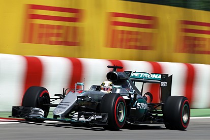 Hamilton deelt de lakens uit in eerste training, crash voor Massa
