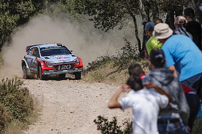 Neuville sigue liderando en Italia con Latvala justo detrás
