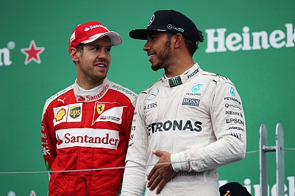 Vettel grapt tegenover Hamilton: "Het lag aan die twee stomme meeuwen!"