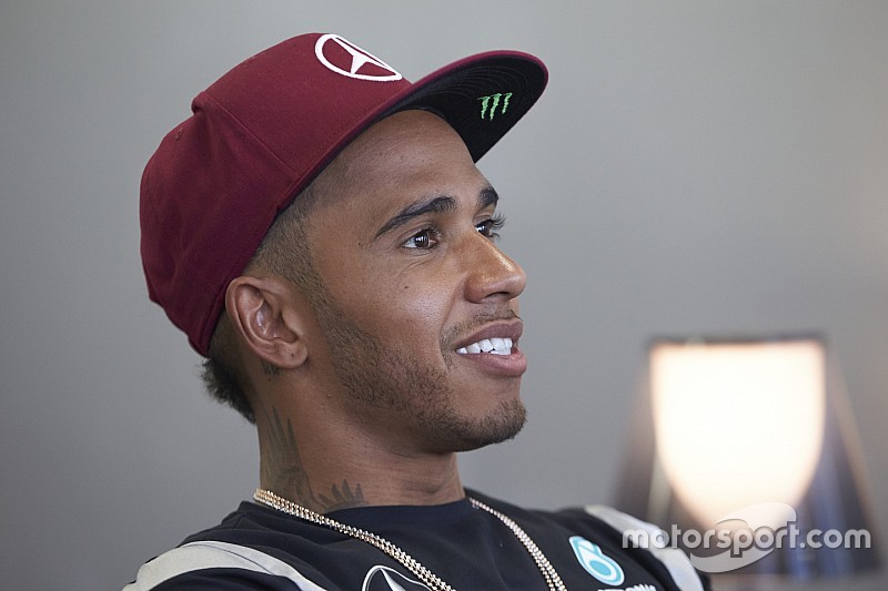 Hamilton geen fan van simulator: “Grote PlayStation maar dan minder leuk”
