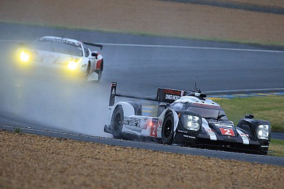 Bajo lluvia, Porsche mantiene la pole position