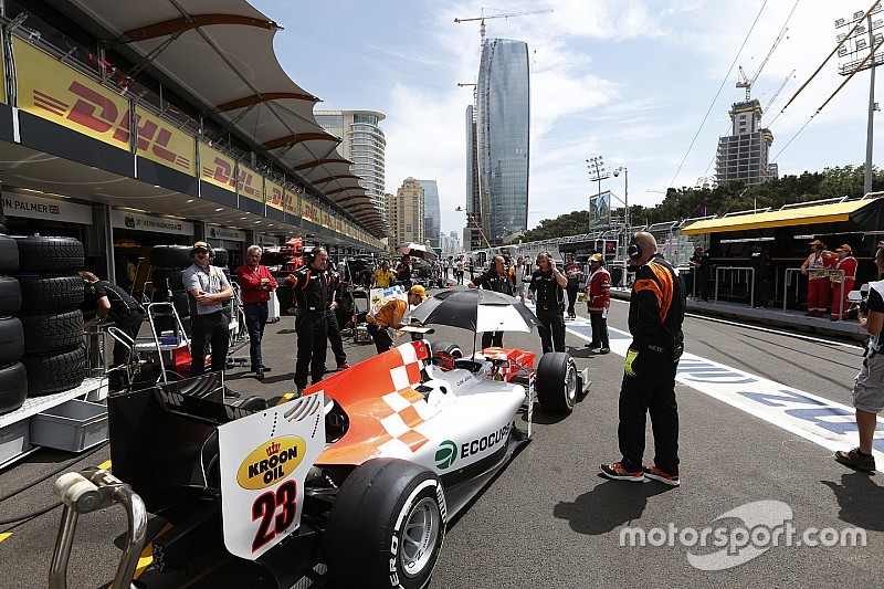 Le qualifiche della GP2 slittano per un problema ai cordoli