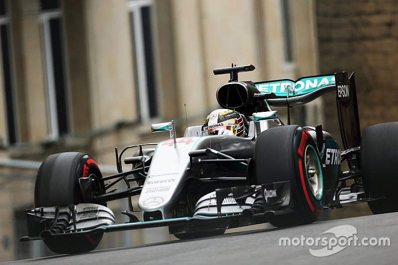 VT2: Hamilton domineert in Baku, Red Bull moet aan de bak