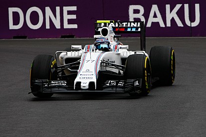 Williams van Bottas beschadigd door losse putdeksel