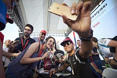 Чемпион NASCAR призвал Ф1 не ограждать пилотов от фанатов