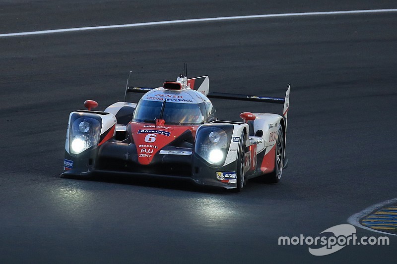 Le Mans nach 15 Stunden: Toyota vor Porsche im Morgengrauen