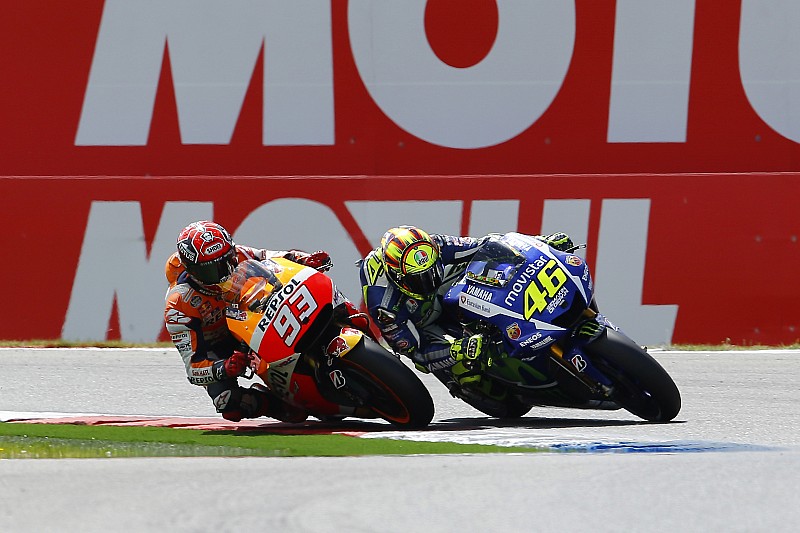 Dubbele curbstone in GT-bocht, Marquez en Rossi tevreden
