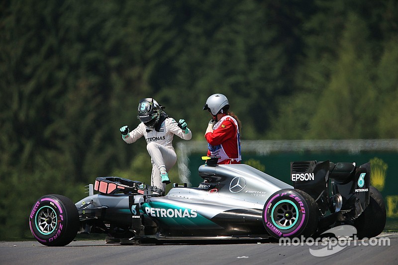 Mercedes попросила FIA переделать поребрики к гонке