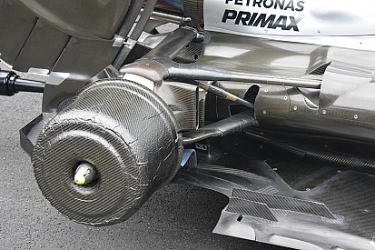 Perché la Mercedes continua a scaldare i freni in griglia di partenza?