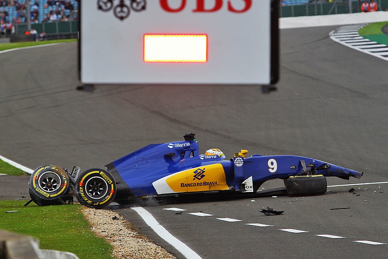 Ericsson naar ziekenhuis na zware crash in derde training op Silverstone