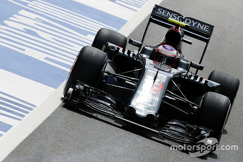 McLaren over achtervleugel Button: