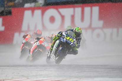 Rossi: “Michelin va retrasada con las gomas de agua”
