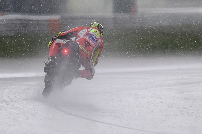 Iannone manda en un día de perros