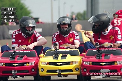 VIDEO: Jugadores del Manchester United en mini coches