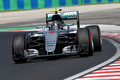 Rosberg snelste in tweede training na crash Hamilton, Verstappen vierde