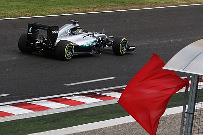 Hamilton wijst nieuwe kerbstones aan als oorzaak van crash