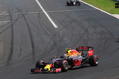 Verstappen défend comme un vieux briscard contre Räikkönen