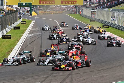 Ricciardo kan weer lachen: "Dacht even dat ik de leiding in handen had"