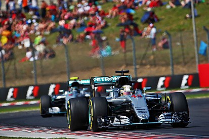 Hamilton meest succesvolle coureur aller tijden in Hongarije: “Ongelofelijk”