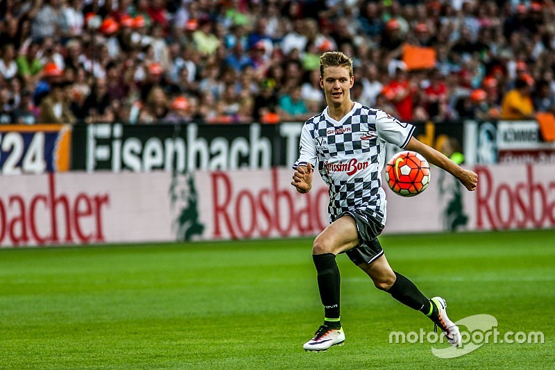 Benefizkick für Schumi mit Häkkinen, Nowitzki, Vettel und Co.