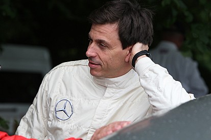 Wolff: "La Ferrari è in difficoltà, ma nel 2017 non li sottovaluteremo"